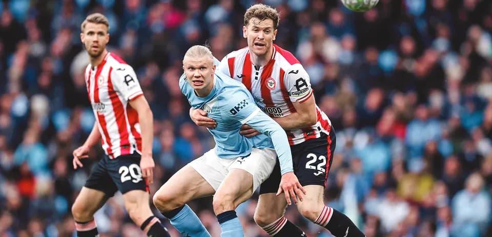 Erling Haaland luchando por el balón en el partido