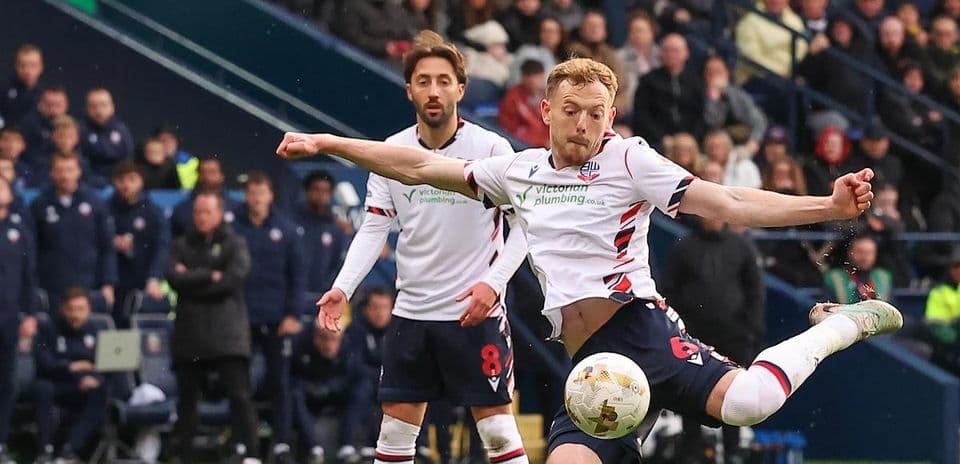 Jugador de Bolton chutando el balón durante el partido