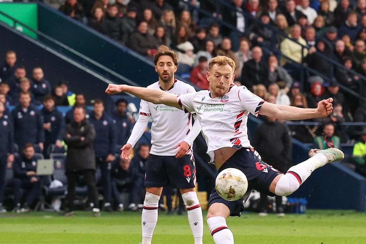 Jugador de Bolton chutando el balón durante el partido