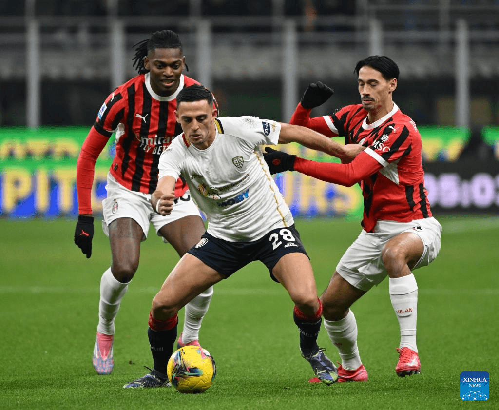 Jugadores de AC Milan y Cagliari en acción