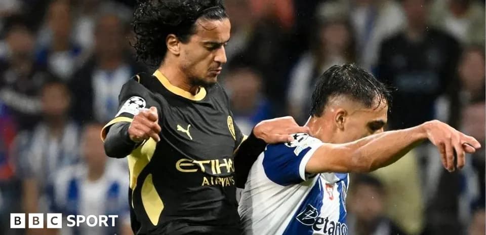Jugador de Manchester City desafiando a oponente del Porto