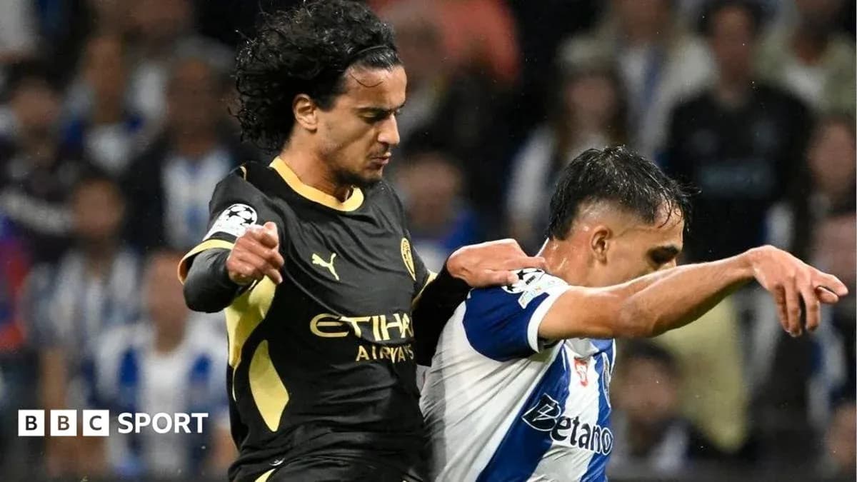 Jugador de Manchester City desafiando a oponente del Porto Jugador de Manchester City desafiando a oponente del Porto
