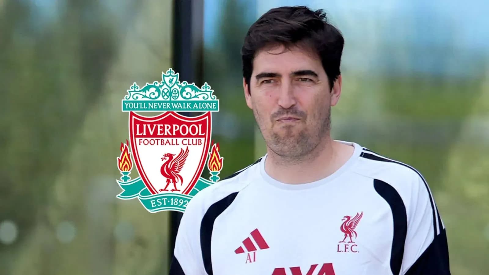 Entrenador de Liverpool con el logo del club
