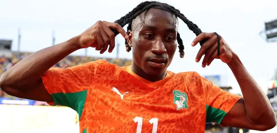 Jugador de Costa de Marfil mostrando su camiseta