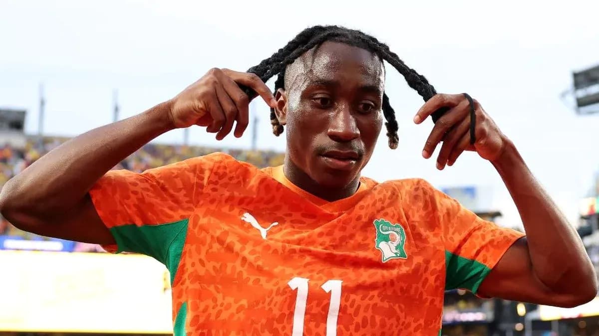 Jugador de Costa de Marfil mostrando su camiseta