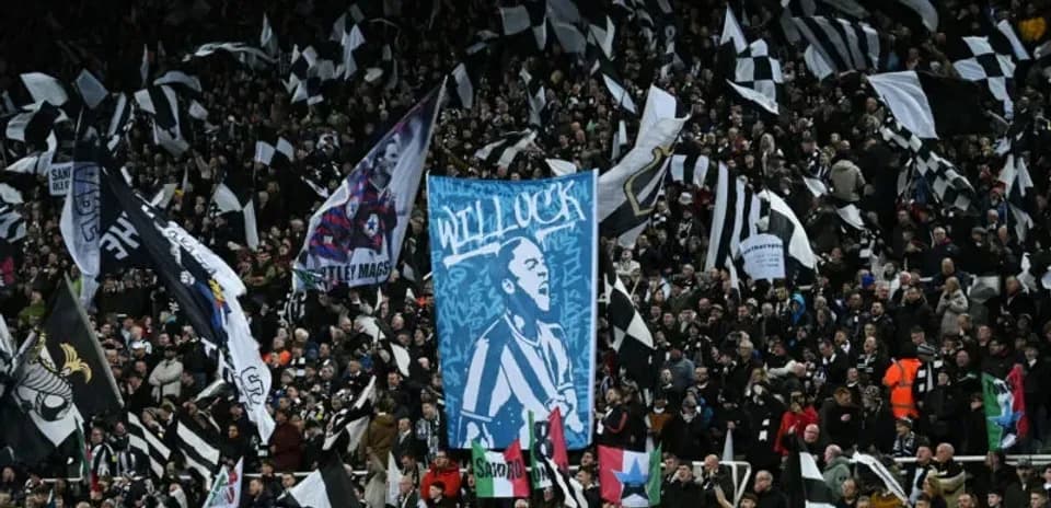 Aficionados con banderas en el estadio durante el partido