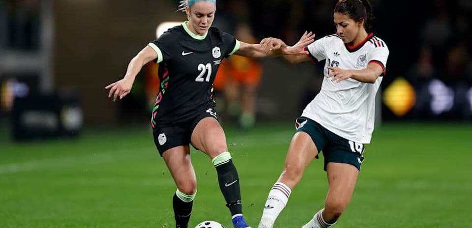 Jugadora de México intentando despojar balón a rival