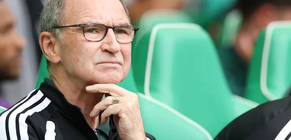 Entrenador pensativo en el banquillo durante partido