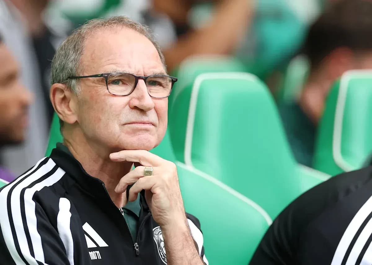 Entrenador pensativo en el banquillo durante partido