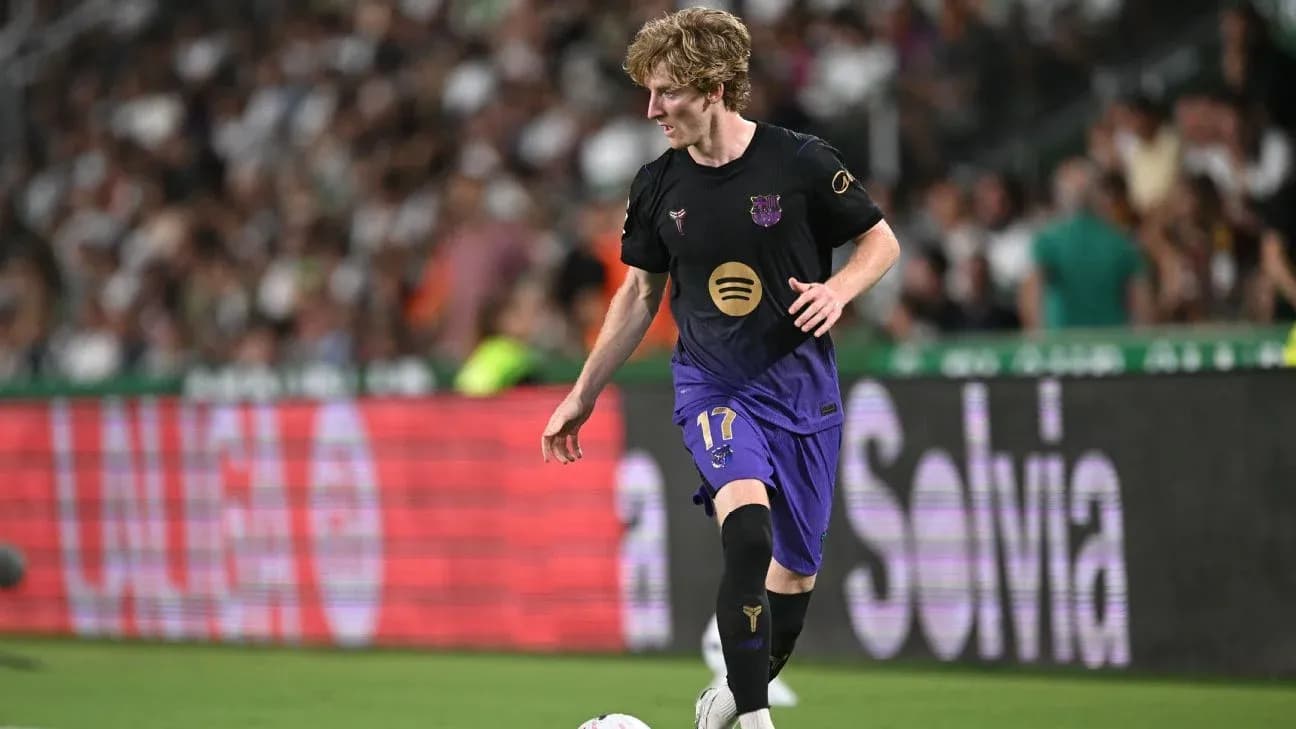 Jugador de fútbol corriendo con el balón en el campo