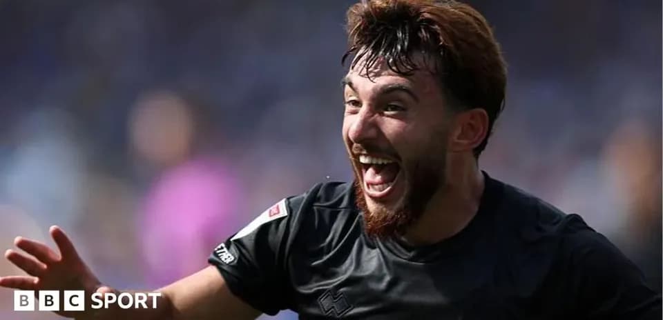 Jugador celebrando un gol en el campo