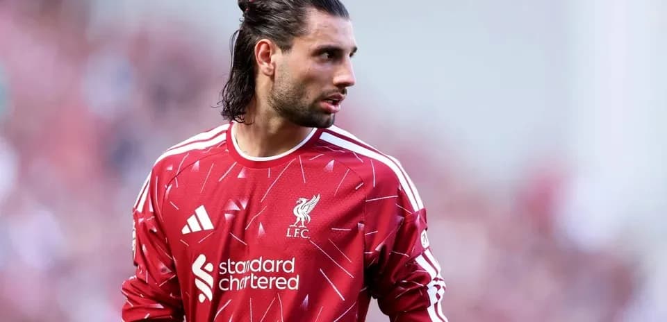 Portero de Liverpool en uniforme rojo durante partido