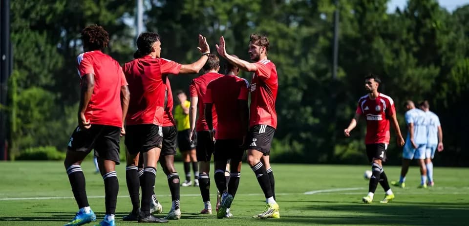 Jugadores celebrando en el campo de fútbol