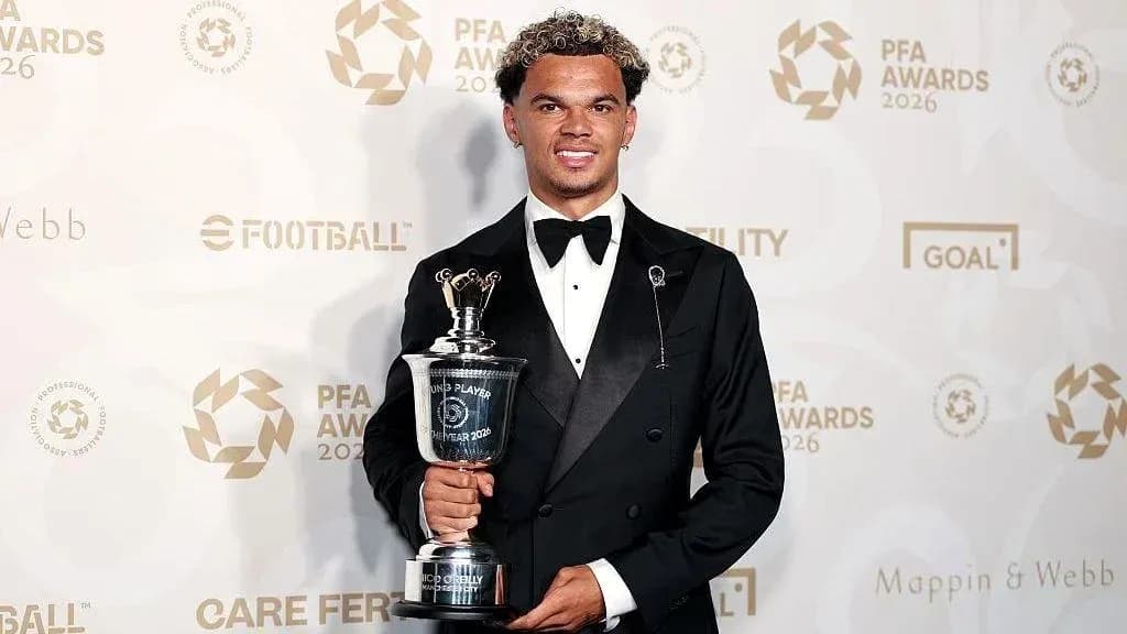 Jugador sosteniendo premio en ceremonia de PFA Awards
