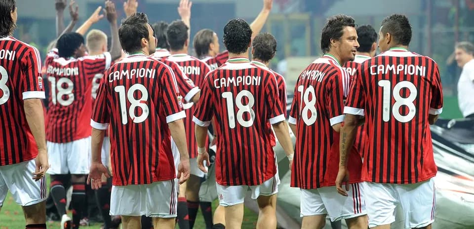 Jugadores del AC Milan celebrando en el campo