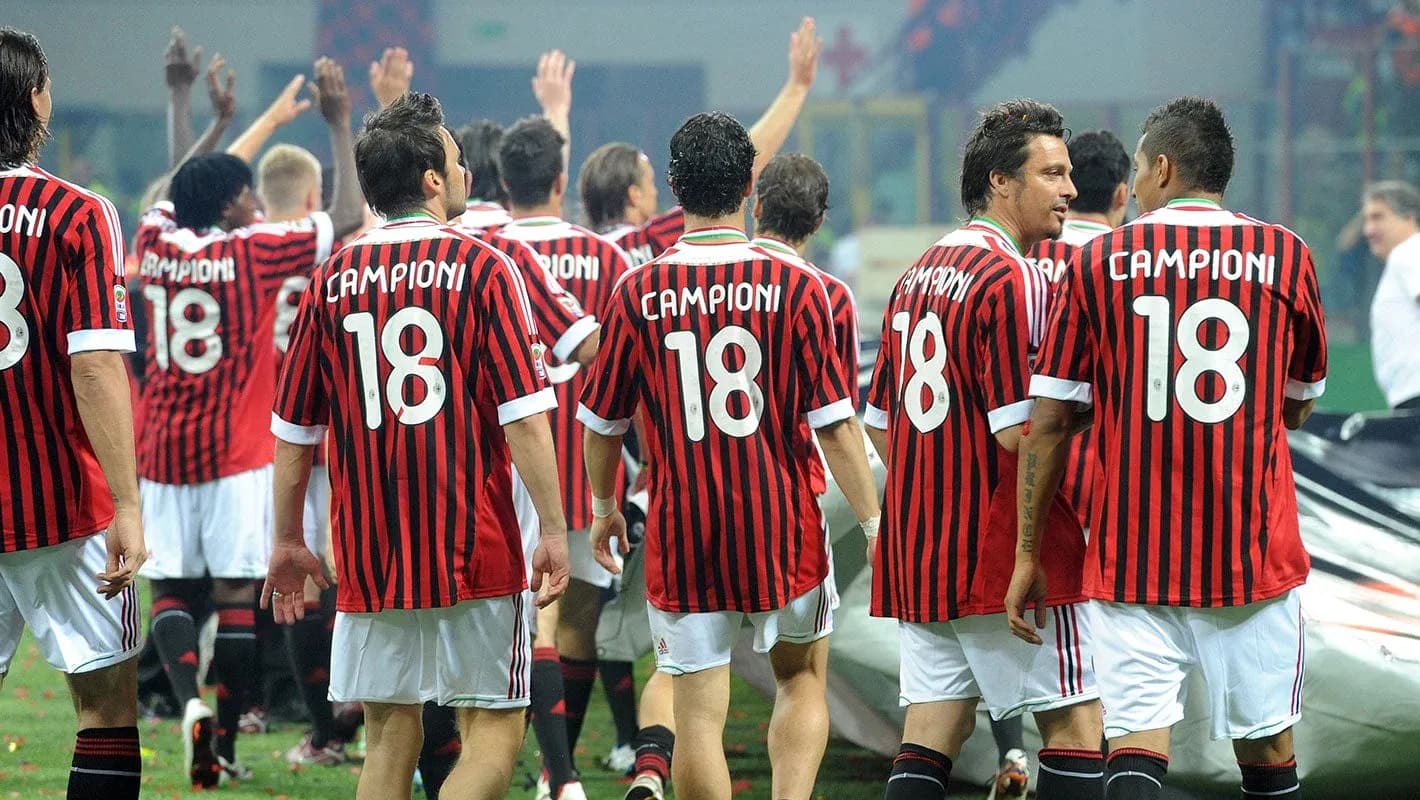 Jugadores del AC Milan celebrando en el campo