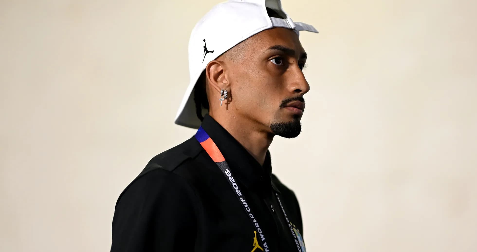 Jugador con gorra blanca y camiseta negra