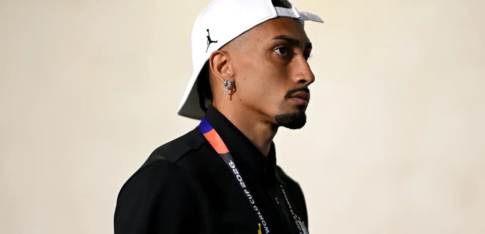 Jugador con gorra blanca y camiseta negra