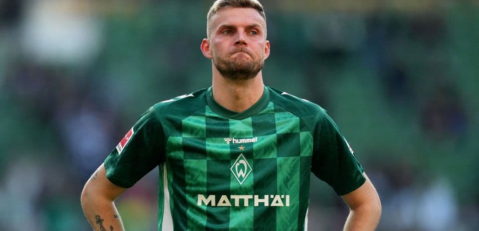 Jugador de Werder Bremen en el campo durante partido