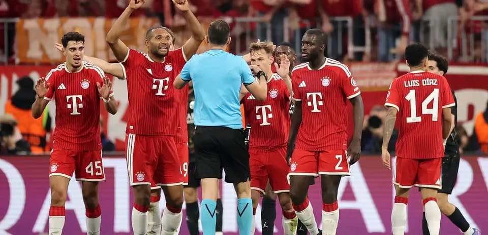 Jugadores de Bayern protestando al árbitro