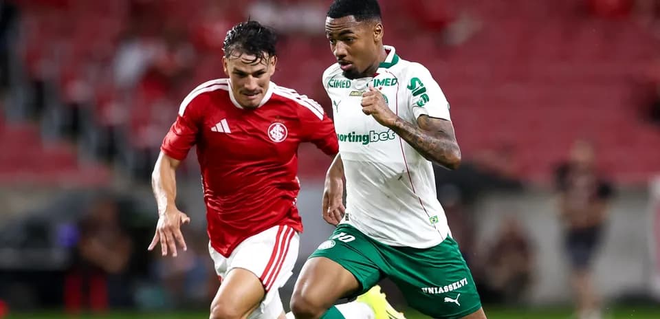Jugador de Palmeiras avanzando con el balón contra rival