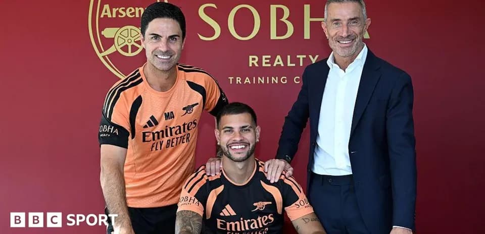 Entrenador y jugador posando en conferencia de prensa