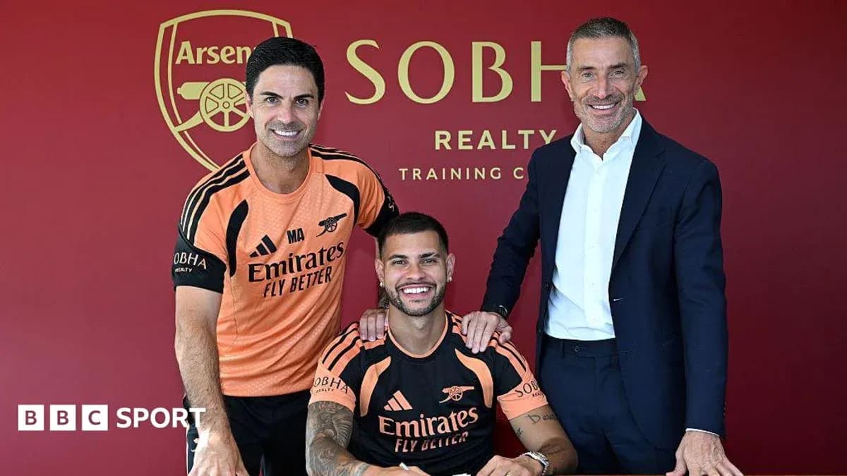 Entrenador y jugador posando en conferencia de prensa