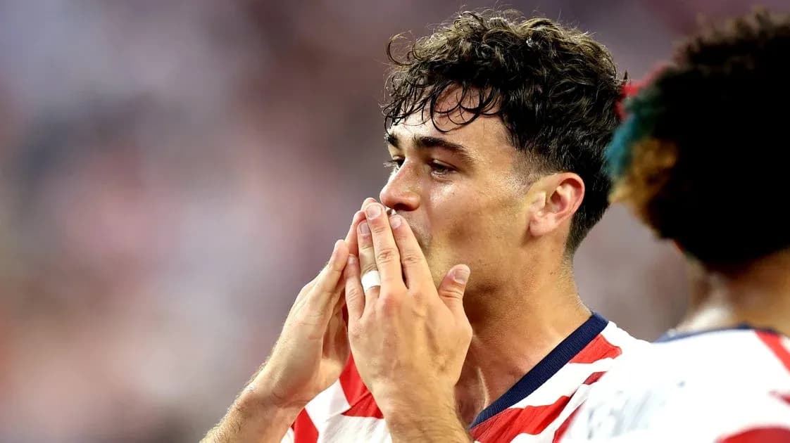 Jugador celebrando con las manos en la cara