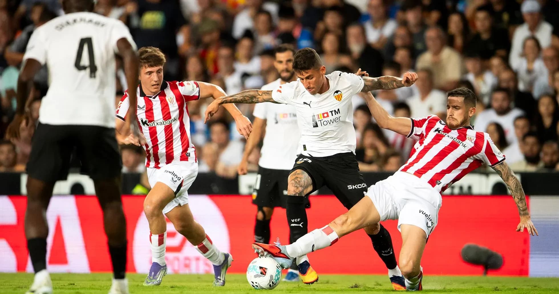 Jugadores compitiendo por el balón en partido