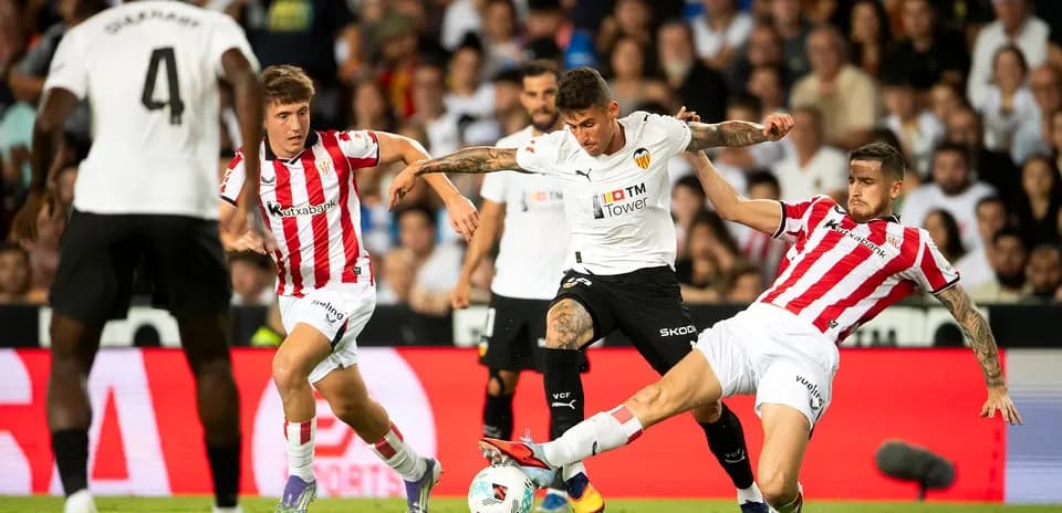 Jugadores compitiendo por el balón en partido