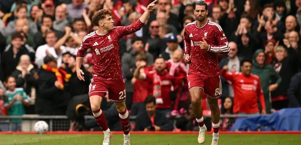Dos jugadores de Liverpool celebrando un gol