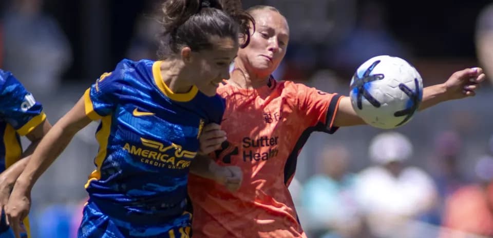 Jugadora de Bay FC luchando por el balón