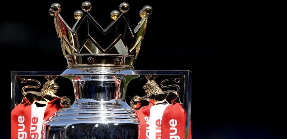 Trofeo de la Premier League con cinta roja