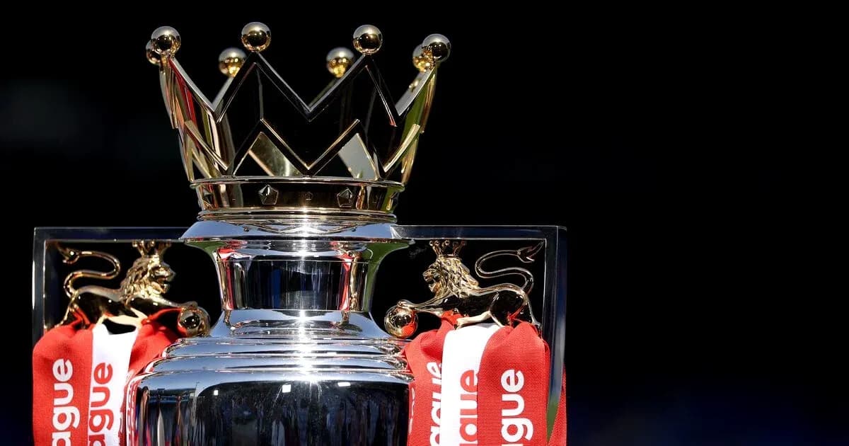 Trofeo de la Premier League con cinta roja