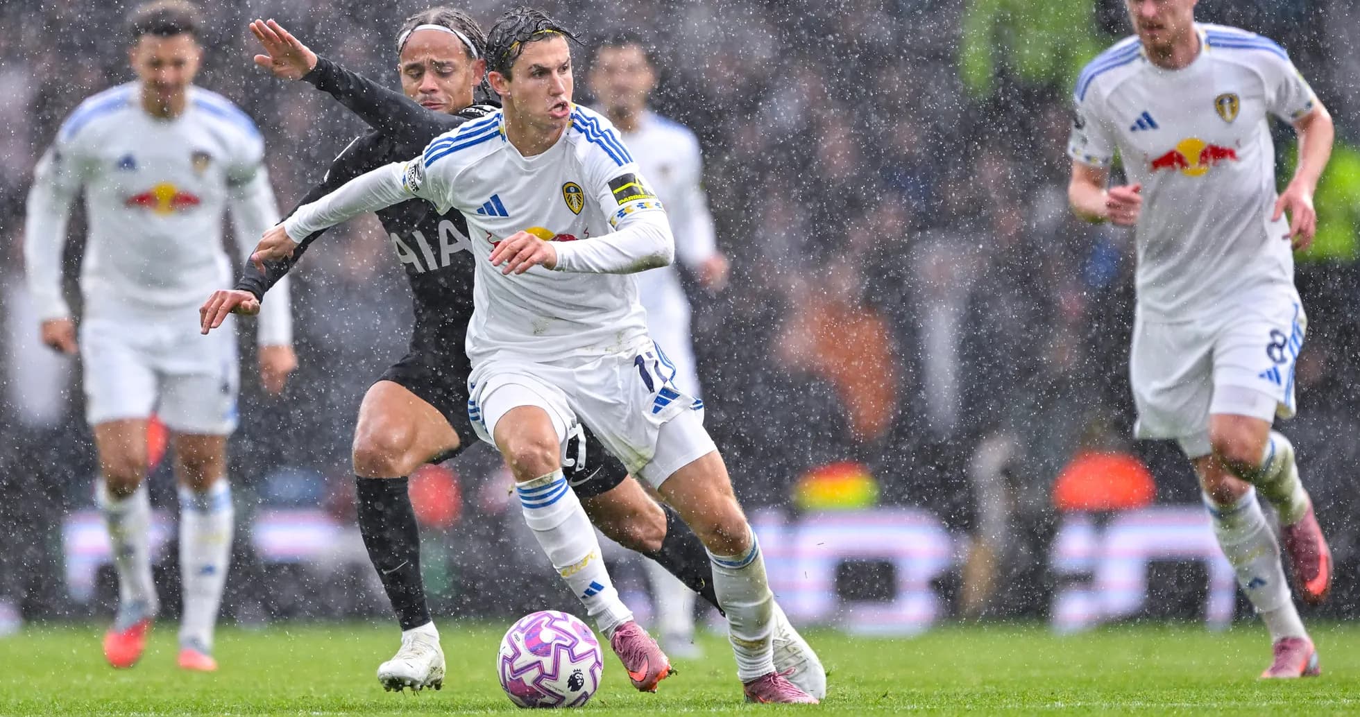 Un jugador de Leeds avanzando bajo la lluvia