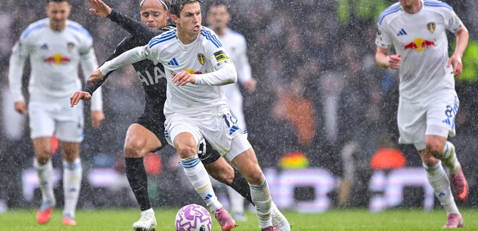 Un jugador de Leeds avanzando bajo la lluvia