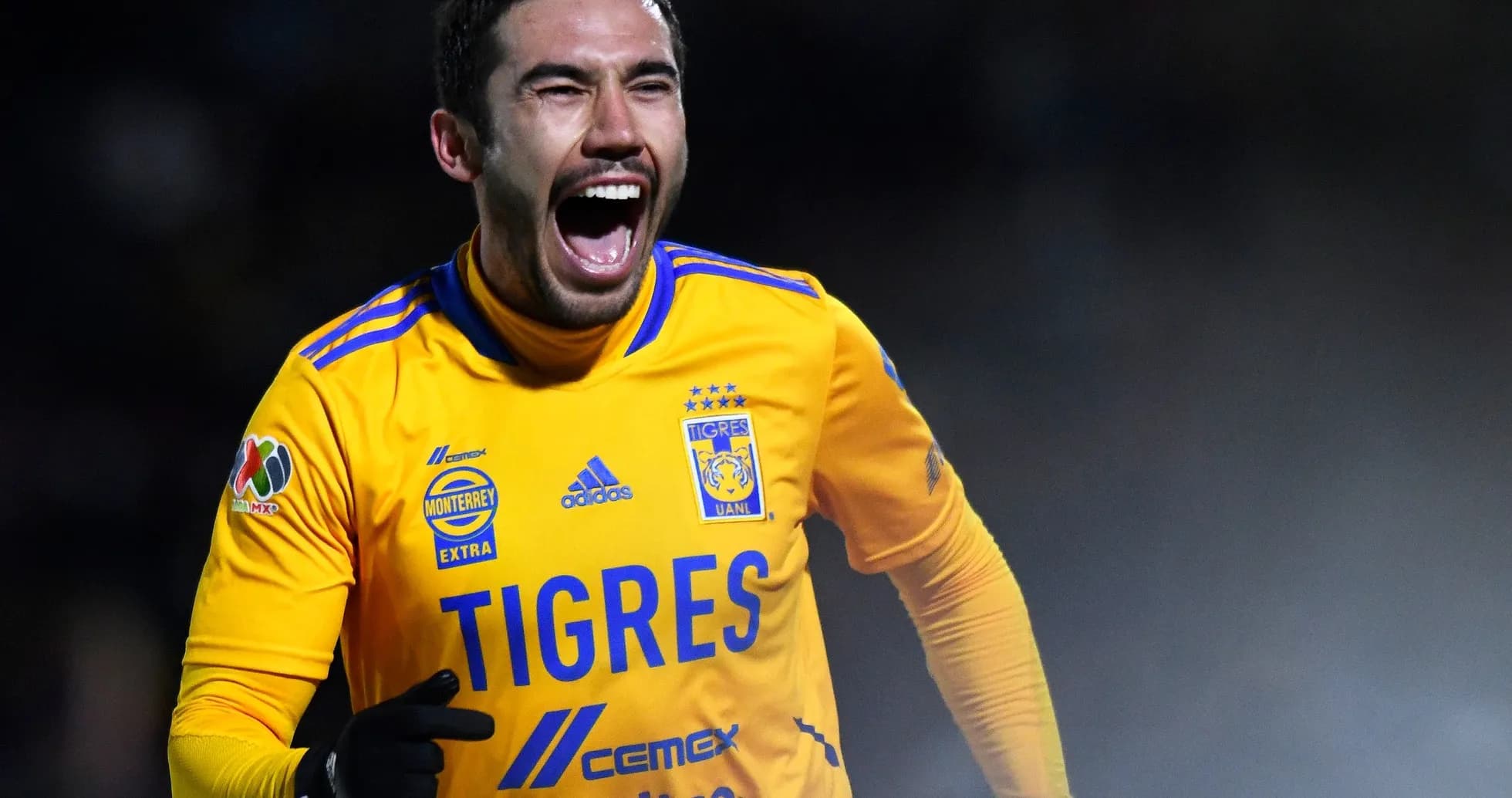 Jugador de Tigres UANL celebrando un gol