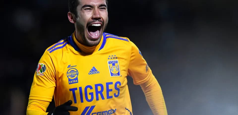 Jugador de Tigres UANL celebrando un gol