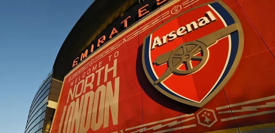 Exterior del Emirates Stadium con escudo del Arsenal
