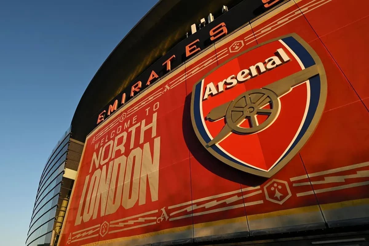 Exterior del Emirates Stadium con escudo del Arsenal