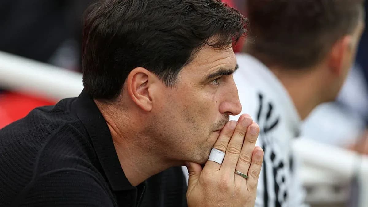 Entrenador observando el partido en la banca