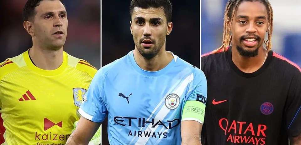 Tres futbolistas en diferentes camisetas de clubes
