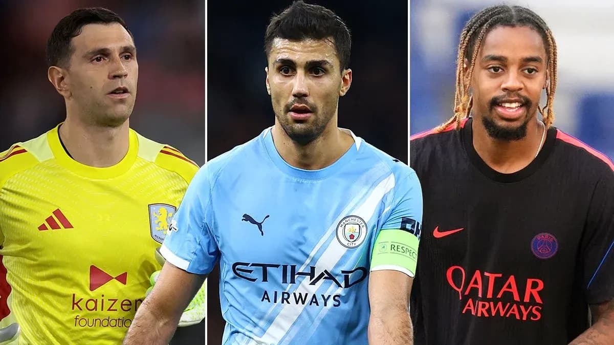 Tres futbolistas en diferentes camisetas de clubes