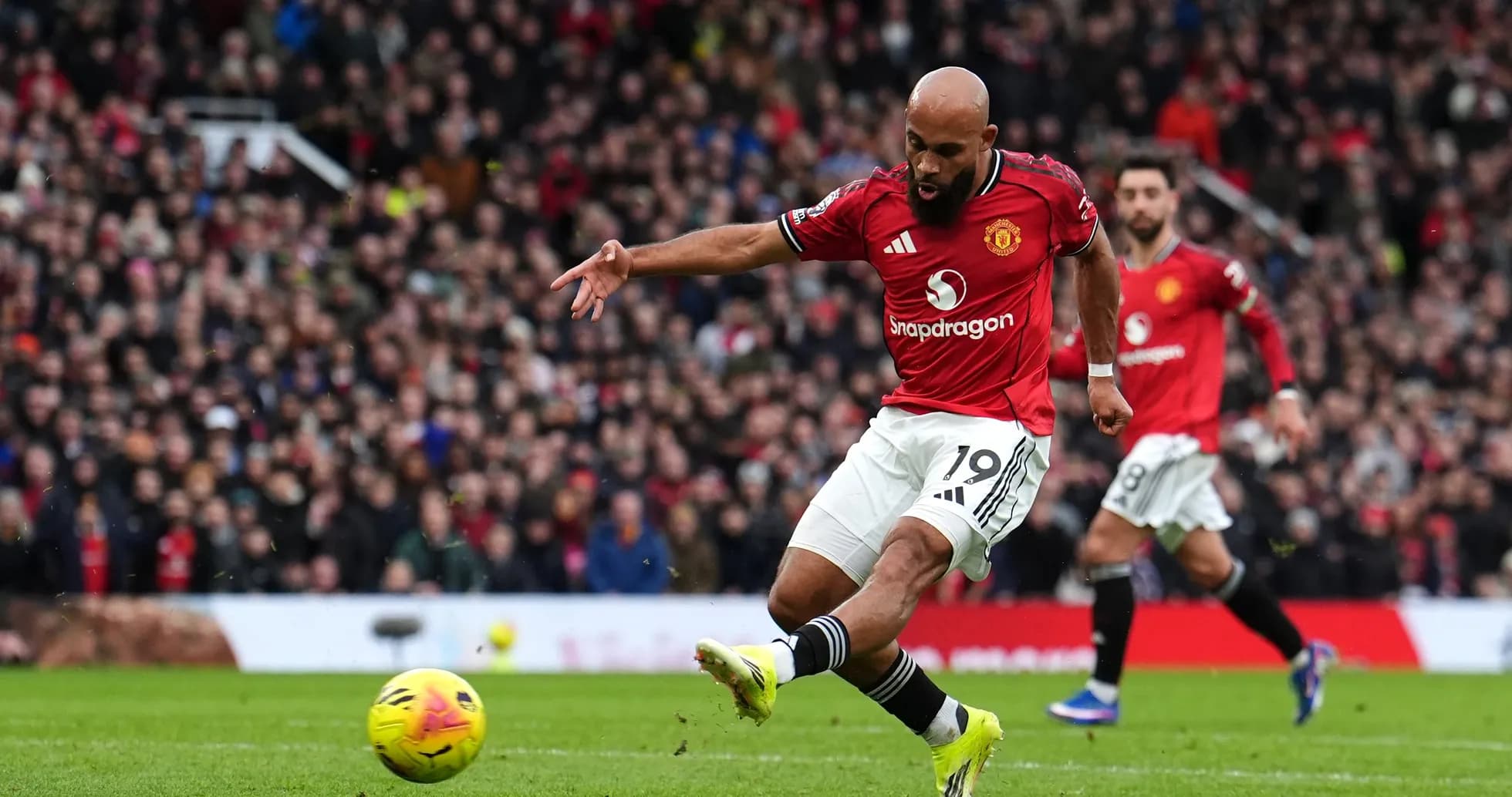 Jugador de Manchester United pateando el balón