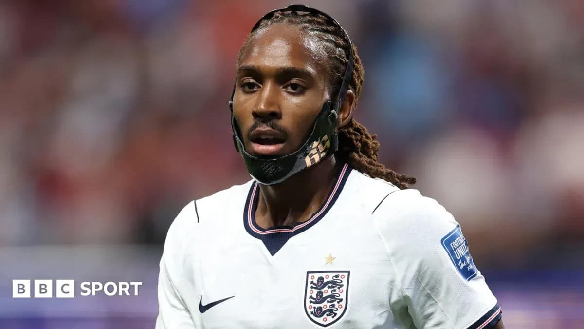 Jugador de Inglaterra con mascarilla en el campo