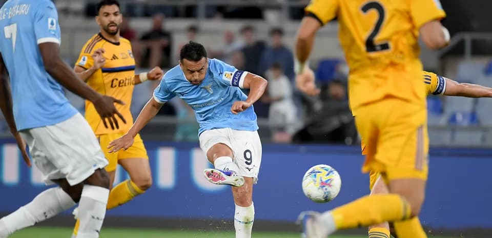 Un jugador de Lazio dispara a portería