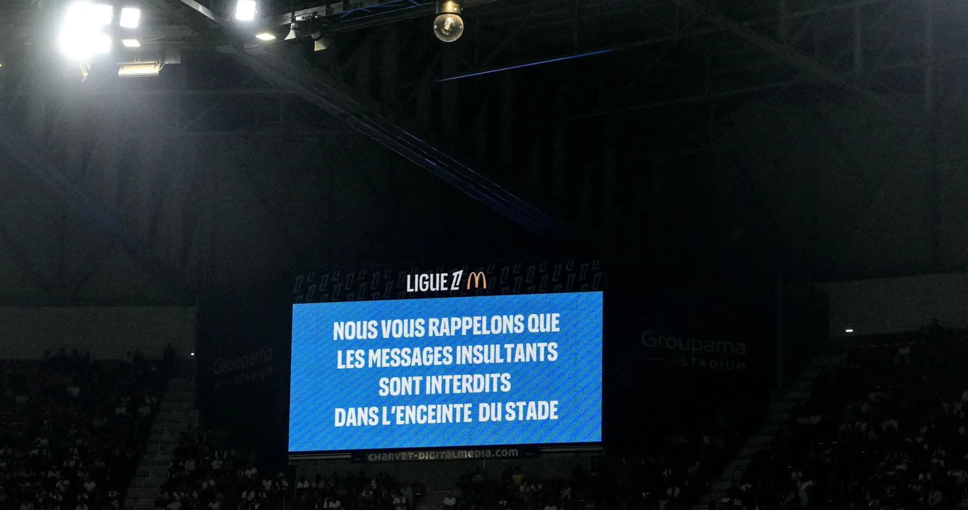 Cartel anunciando reglas en el estadio Groupama
