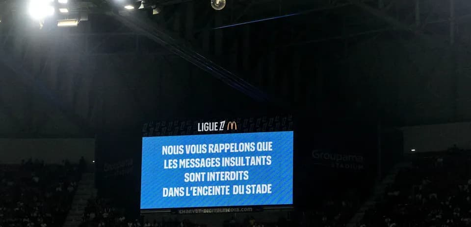 Cartel anunciando reglas en el estadio Groupama
