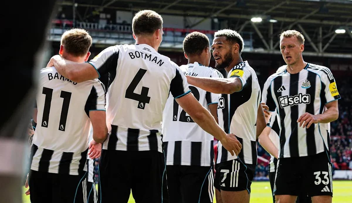 Jugadores de Newcastle celebrando un gol juntos