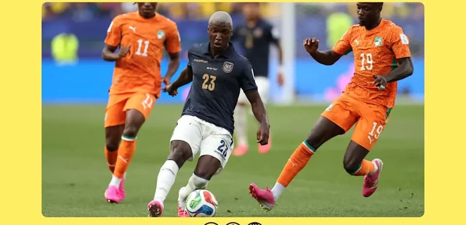 Jugador ecuatoriano driblando entre dos rivales de Costa de Marfil